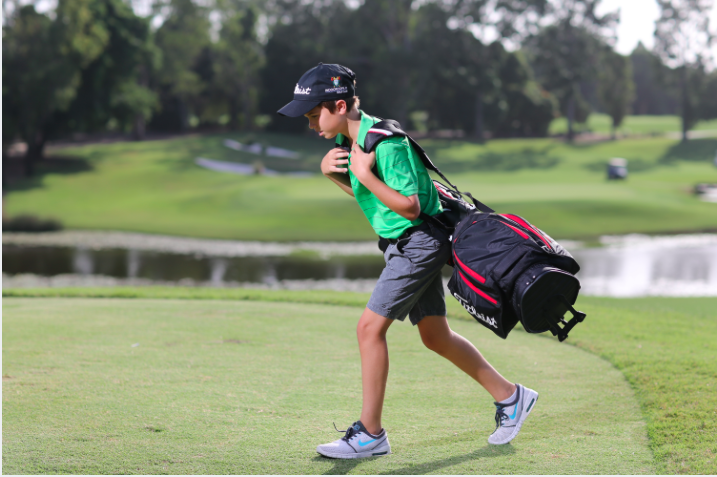 高尔夫球员应该自己拉包还是背包下场？